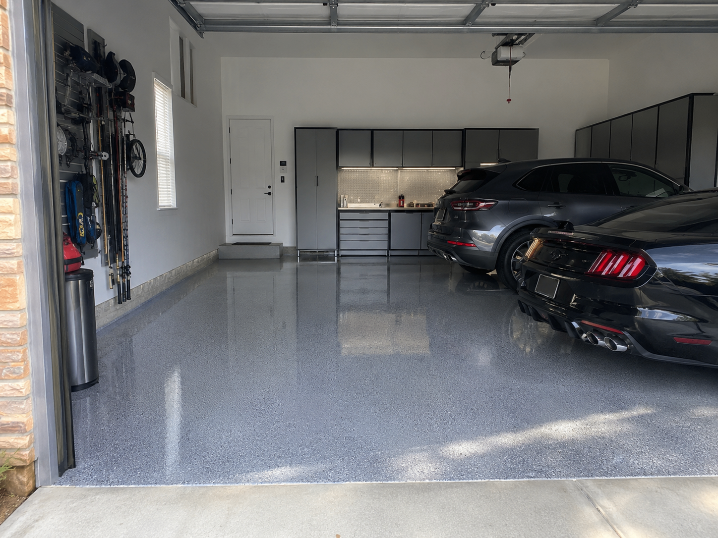 Sol résine époxy blanc perle brillant dans un garage privé à Porticcio