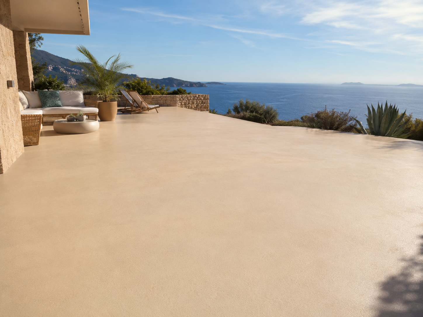 Terrasse extérieure avec résine époxy antidérapante sable face à la mer